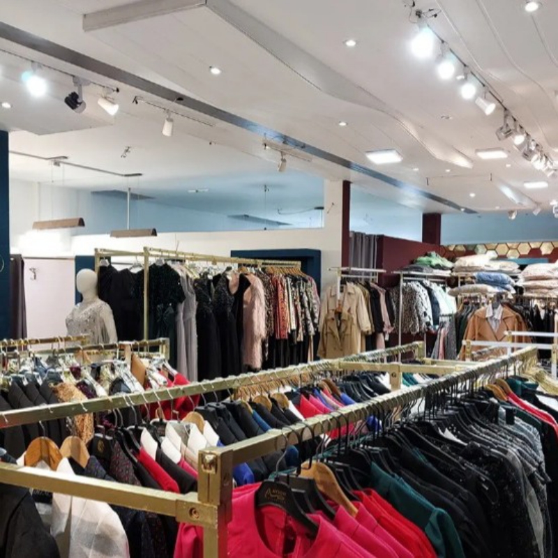 فروشنده لباس دخترانه و زیر